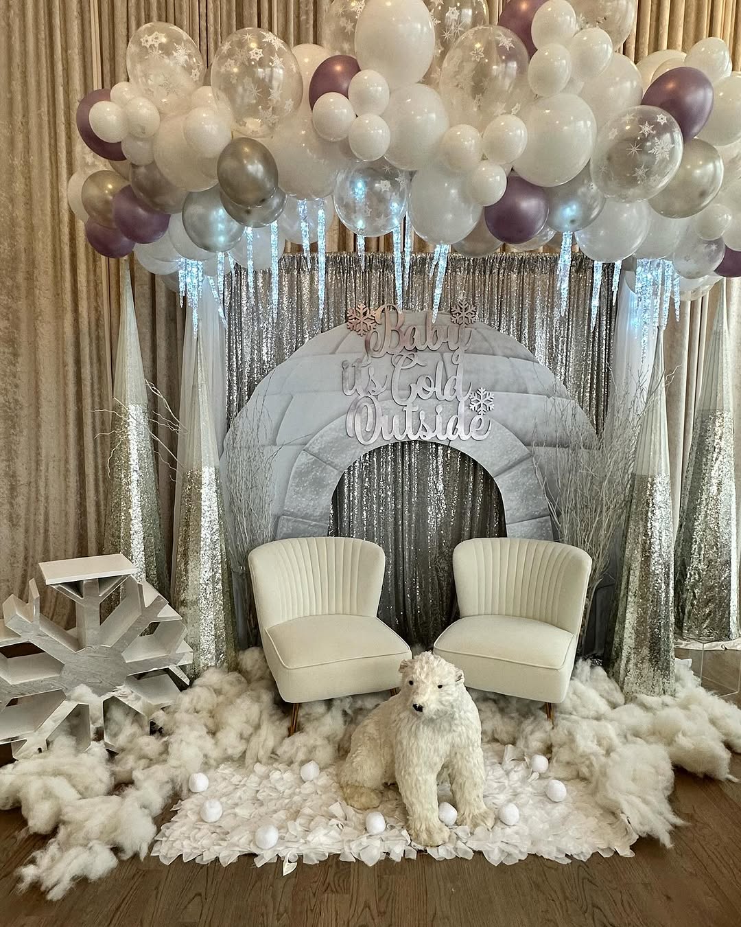 Igloo Photo Lounge with Polar Bear